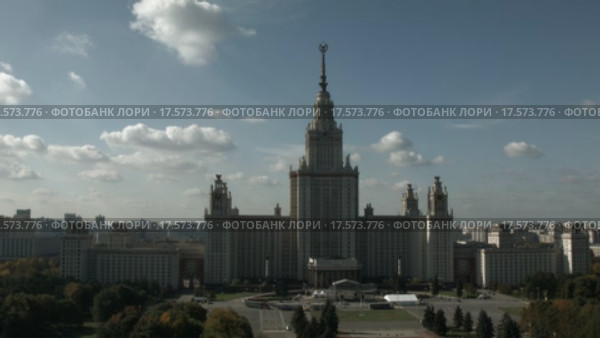 Здание МГУ. Вид с беспилотника. Стоковое видео, видеограф Евгений Ковалев / Фотобанк Лори