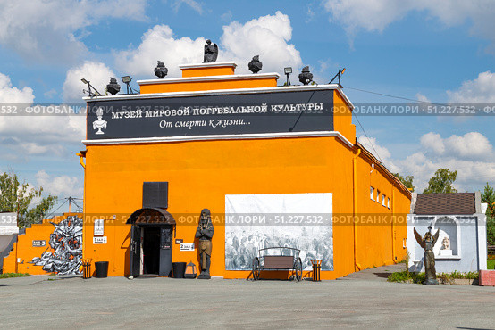Здание Музея погребальной культуры солнечным августовским. Новосибирск. Редакционное фото, фотограф Виктор Карасев / Фотобанк Лори