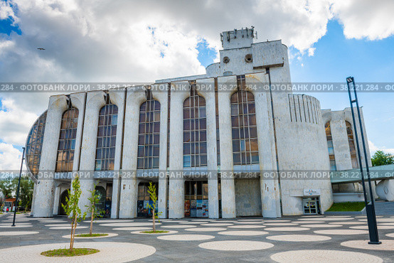Здание новгородского академического театра драмы имени Ф. М. Достоевского. Великий Новгород. Россия (2022 год). Редакционное фото, фотограф E. O. / Фотобанк Лори