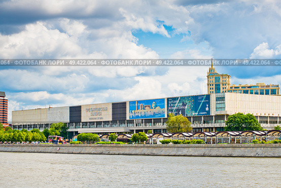Здание Новой Третьяковки. Вид со стороны Москвы-реки. Летний день. Москва. Россия. Редакционное фото, фотограф E. O. / Фотобанк Лори