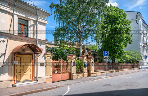 Здание Посольства Исландии в Хлебном переулке в Москве (2021 год). Стоковое фото, фотограф Baturina Yuliya / Фотобанк Лори