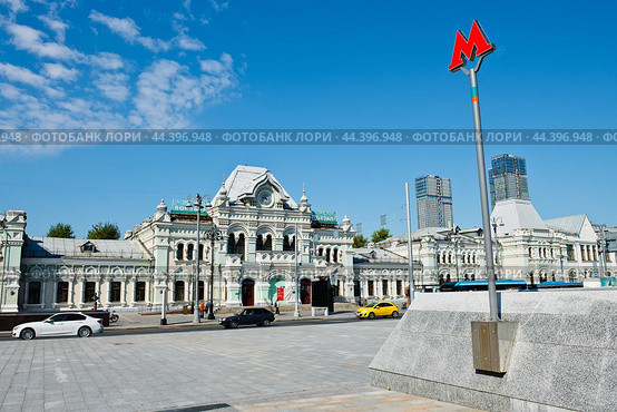 Здание Рижского вокзала. Летний солнечный день. Москва (2024 год). Редакционное фото, фотограф E. O. / Фотобанк Лори