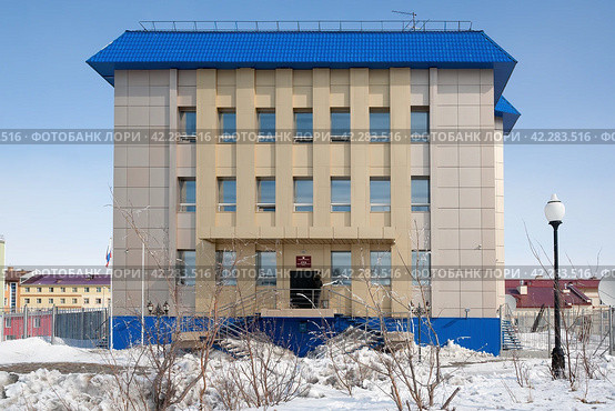 Здание суда Чукотского автономного округа. Над входом табличка с надписью на русском языке «СУД». Город Анадырь, Чукотка, Россия. Редакционное фото, фотограф Андрей Степанов / Фотобанк Лори