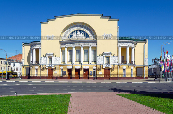 Здание театра имени Федора Волкова в утреннем солнце. Ярославль, Россия. 2025 год. Редакционное фото, фотограф Дмитрий Мельников / Фотобанк Лори