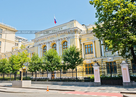 Здание Центрального банка Российской Федерации (Банк России, ЦБ РФ) в летний день. Москва. Редакционное фото, фотограф E. O. / Фотобанк Лори