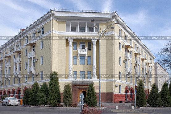 Здание Узкимёсаноат на улице Алишера Навои, Ташкент, Узбекистан (2023 год). Стоковое фото, фотограф Александр Кузнецов / Фотобанк Лори