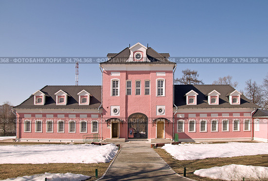 Здание в Больших вязёмах (конный двор) (2016 год). Редакционное фото, фотограф Михаил Феоктистов / Фотобанк Лори