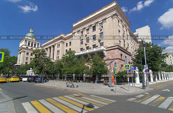 Здание в стиле ампир в центре Москвы (переулок Сивцев Вражек, 26/28) - поликлиника №1 Управления делами Президента РФ.  Солнечный день в июле. (2024 год). Редакционное фото, фотограф Сергей Рыбин / Фотобанк Лори