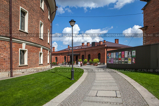 Здания "Бутылки" (слева) и "Кузня" (справа). Остров Новая Голландия. Санкт-Петербург (2024 год). Редакционное фото, фотограф Сергей Афанасьев / Фотобанк Лори