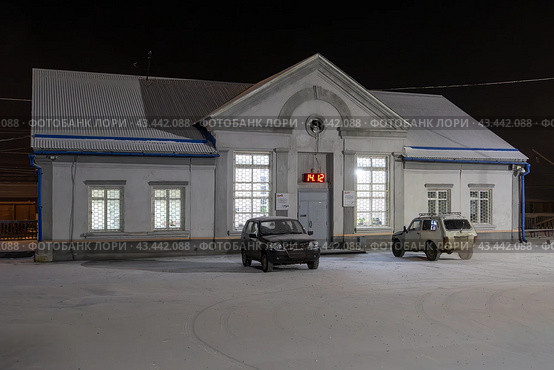 Железнодорожная станция Анзёби, город Братск, Иркутская область, Сибирь, Россия. Анзёби — это станция Байкало-Амурской магистрали (БАМ) на участке, входящем в состав Восточно-Сибирской железной дороги. Зимний вид на здание вокзала. (2023 год). Редакционное фото, фотограф Андрей Степанов / Фотобанк Лори
