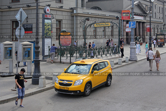 Желтая машина такси на площади Киевского вокзала, Москва (2014 год). Редакционное фото, фотограф Алексей Гусев / Фотобанк Лори