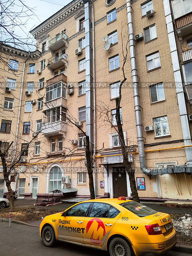 Желтое такси Яндекс Маркет у жилого дома. Редакционное фото, фотограф Мария Сергеева / Фотобанк Лори
