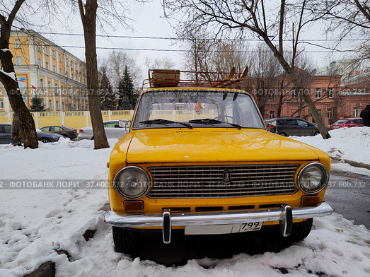 Жёлтый автомобиль "Жигули копейка" на заснеженной улице. Стоковое фото, фотограф Ирина Терентьева / Фотобанк Лори