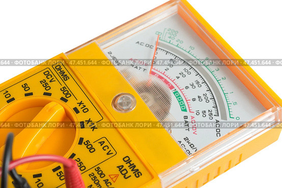 Желтый стрелочный мультиметр на белом фоне. Yellow arrow multimeter on a white background. Стоковое фото, фотограф Татьяна Д / Фотобанк Лори