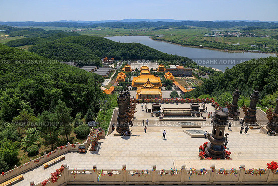 Zhengjue Temple in Liu Ding Shan,  город Дунхуа, провинция Цзилинь, Китай (2024 год). Редакционное фото, фотограф Римма Тельнова / Фотобанк Лори