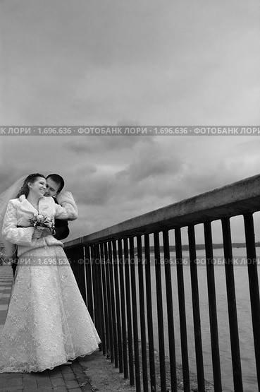 Жених целует невесту на набережной. Монохром. Стоковое фото, фотограф Арестов Андрей Павлович / Фотобанк Лори