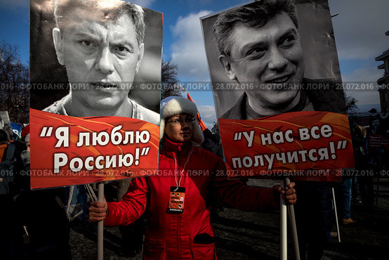 Женщина держит портреты Бориса Немцова во время марша по бульварам города Москвы в третью годовщину с момента убийства политика Бориса Немцова, Россия, 25 февраль 2018. Редакционное фото, фотограф Николай Винокуров / Фотобанк Лори