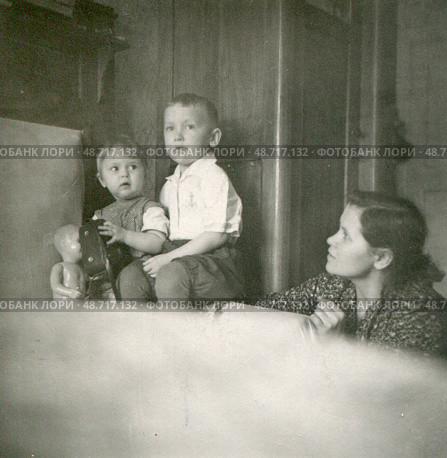 Женщина дома с двумя детьми, 1950-е гг. Стоковое фото, фотограф Retro / Фотобанк Лори