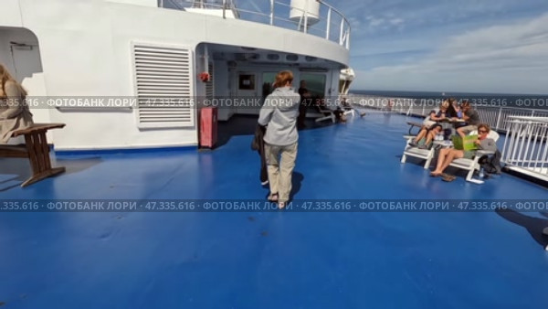Женщина идет по верхней палубе грузового парома. Май. Балтийское море. A woman walks on the upper deck of a cargo ferry. May. Baltic Sea. Редакционное видео, видеограф Горшков Александр / Фотобанк Лори