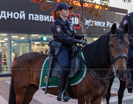 Женщина-полицейский верхом на лошади во время проведения концерта в Лужниках, Москва. Редакционное фото, фотограф Андрей Иванов / Фотобанк Лори