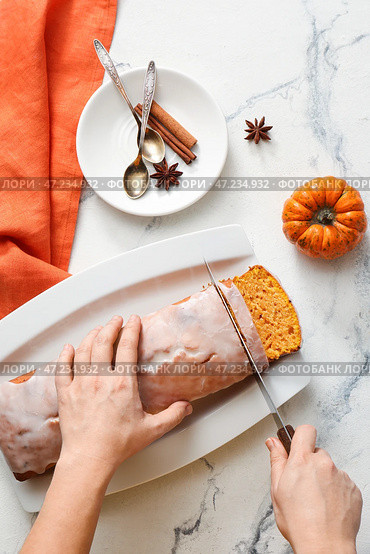 Женщина режет вкусный тыквенный пирог на тарелке. Стоковое фото, фотограф Pixel_shot / Фотобанк Лори