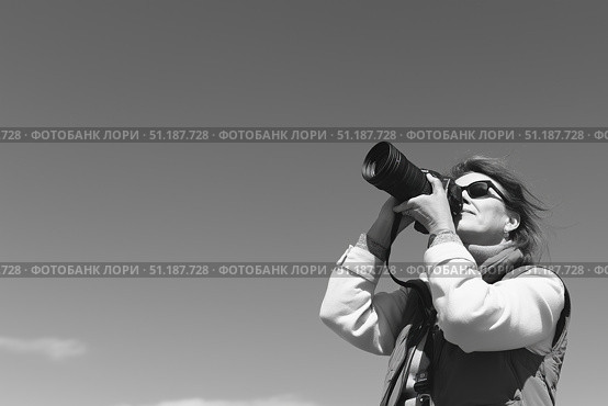 Женщина с фотоаппаратом фотографирует небо. Стоковое AI-изображение, AI-художник Дина Етова / Фотобанк Лори