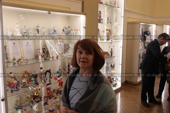 Женщина в фойе театра Эстрады им. Аркадия Райкина, Санкт-Петербург. Редакционное фото, фотограф Дмитрий Неумоин / Фотобанк Лори
