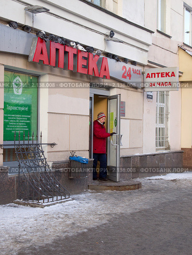Женщина выходит из круглосуточной аптеки (2010 год). Редакционное фото, фотограф Вячеслав Палес / Фотобанк Лори