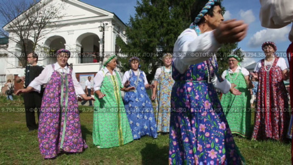 Женщины в сарафанах поют русскую народную песню "В саду роза белорозовая" во время празднования Дня города в Суздале, Россия (2015 год). Редакционное видео, видеограф Николай Винокуров / Фотобанк Лори