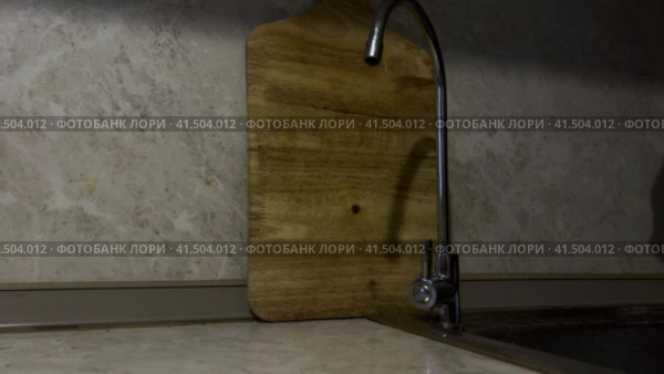 Женская рука наливает воду в стакан и забирает его. Стоковое видео, видеограф Ярославский Максим / Фотобанк Лори