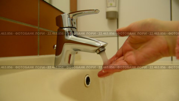 Женская рука открывает водопроводный кран и определяет температуру воды. Стоковое видео, видеограф Володина Ольга / Фотобанк Лори