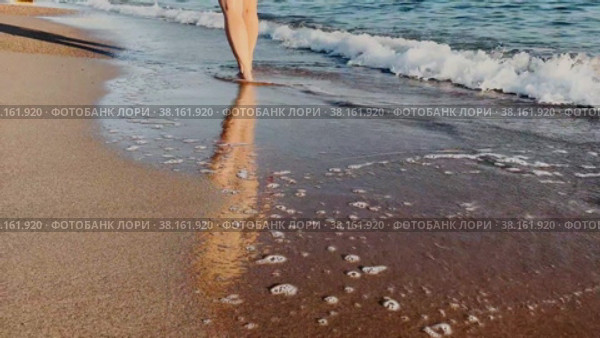 Женские ноги проходят по кромке морского прибоя. Счастливый отпуск. Стоковое видео, видеограф Ярославский Максим / Фотобанк Лори