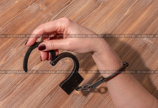 женские руки в металлических черных наручниках(female hands in metal black handcuffs) Стоковое фото, фотограф Руслан Лесков / Фотобанк Лори