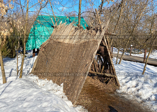 Жилище древнего человека. Дино парк. Парк развлечений "Сказка", Москва (2022 год). Редакционное фото, фотограф Мария Кылосова / Фотобанк Лори