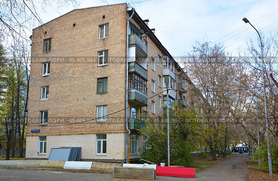 Жилой дом - хрущевка, предназначенный для сноса по программе реновации. Пятиэтажный четырёхподъездный кирпичный серии I-511/25БИ. Москва, ул. Изумрудная, д. 12. Редакционное фото, фотограф Александр Замараев / Фотобанк Лори