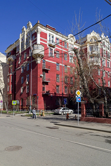 Жилой дом кооператива "Творчество" (1928—1948, архитектор Д. Д. Булгаков). Трехпрудный переулок, дом 8, Москва, Россия. Солнечное утро в апреле. Редакционное фото, фотограф Сергей Рыбин / Фотобанк Лори
