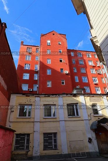 Жилой дом на улице Мясницкая, 21 строение 5 в Москве. Кирпичный фасад восьмиэтажного дома. Бывший доходный дом Училища живописи, ваяния и зодчества (2024 год). Редакционное фото, фотограф Константин Григорьев / Фотобанк Лори