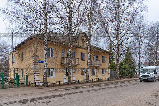 Жилой дом постройки пятидесятых годов на Вокзальной улице в посёлке городского типа Мга Кировского района Ленинградской области. Редакционное фото, фотограф Румянцева Наталия / Фотобанк Лори