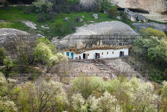 Жилой дом в пещере, скалы в районе Бахчисарая (Крым) (2010 год). Стоковое фото, фотограф Snezka / Фотобанк Лори