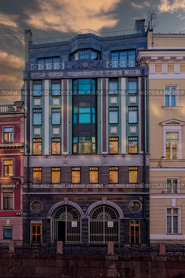 Жилой дом в Санкт-Петербурге (новострой). Санкт-Петербург, набережная реки Мойки, 49. Стоковое фото, фотограф Александр Селезнев / Фотобанк Лори