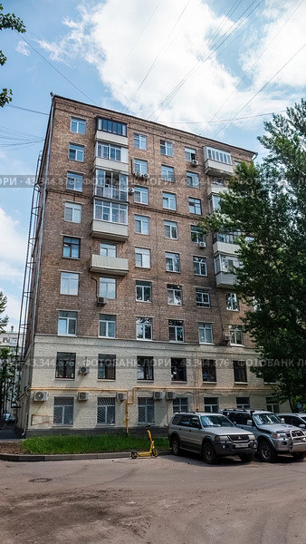 Жилой кирпичный дом по адресу улица Трофимова, 9 в Москве (2024 год). Редакционное фото, фотограф Константин Григорьев / Фотобанк Лори