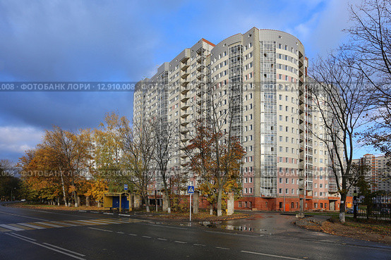 Жилой комплекс «Леоновский парк» осенью, район Кучино, Балашиха (2015 год). Редакционное фото, фотограф Алексей Гусев / Фотобанк Лори