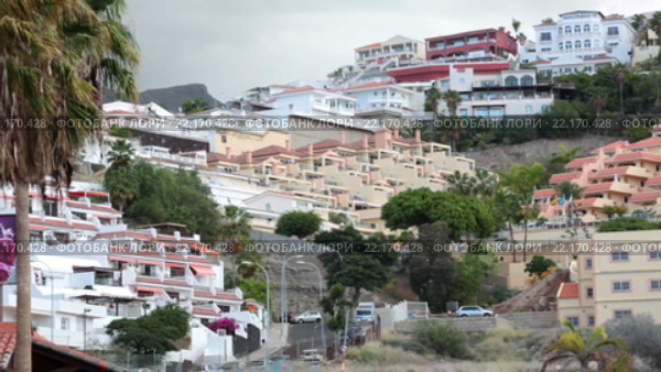 Жилой район на горе, город Коста Адехе (Costa Adeje). Тенерифе, Канарские острова, Испания (2016 год). Редакционное видео, видеограф Кекяляйнен Андрей / Фотобанк Лори