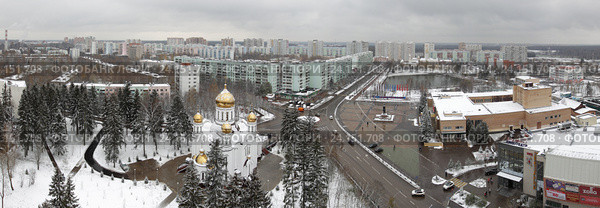 Жилые дома города Краснознаменска зимой и Михайло-Архангельский храм в день его освящения, панорама (2016 год). Редакционное фото, фотограф Дмитрий Неумоин / Фотобанк Лори