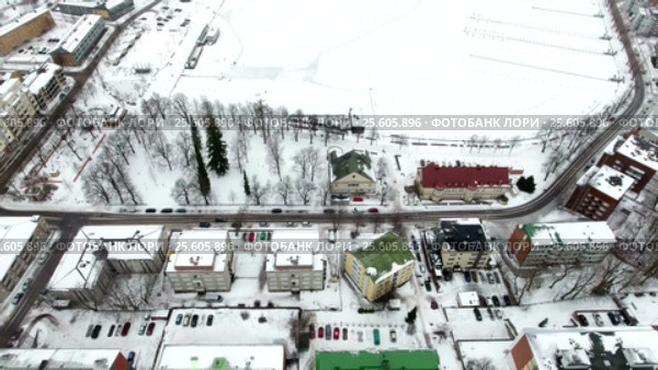 Жилые дома на набережной на берегу озера Сайма в городе Лаппеенранта, Финляндия. Панорама залива Kaupunginlahti (2017 год). Стоковое видео, видеограф Кекяляйнен Андрей / Фотобанк Лори