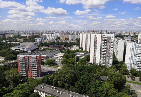 Жилые дома по улица Изумрудная в Лосиноостровском районе (Москва). На переднем палне дома 14 и 7 (2024 год). Редакционное фото, фотограф Александр Замараев / Фотобанк Лори
