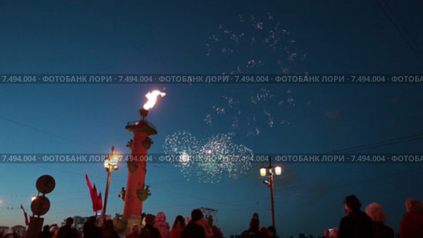 Жители и гости города смотрят салют на стрелке Васильевского острова около Ростральных колонн, Санкт-Петербург (2015 год). Редакционное видео, видеограф Кекяляйнен Андрей / Фотобанк Лори