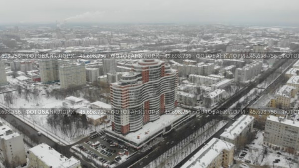 ЖК Алые Паруса в городе Кирове зимой - съемка с дрона в 2021 году. Редакционное видео, видеограф Владислав Самошкин / Фотобанк Лори