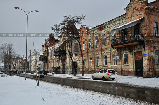 Зима, улица. Дома на набережной вдоль Варвациевского канала. Астрахань. Редакционное фото, фотограф Павел Просянов / Фотобанк Лори