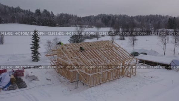 Зимнее строительство дома. Стоковое видео, видеограф Алексей Тресков / Фотобанк Лори